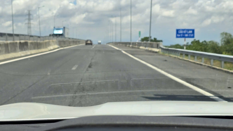 Mặt đường lún sâu, chênh lệch thấp hơn 0,15 m với mặt cầu Bàu Tây tại Km 19+252, nguy cơ tai nạn giao thông.