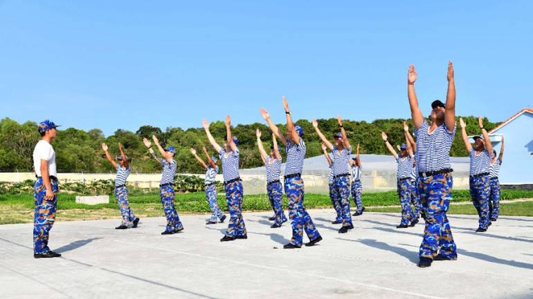 Làm quen với các bài thể dục buổi sáng để rèn luyện sức khỏe.