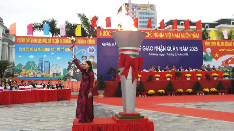 Đồng chí Cao Thị Huyền Trân, Bí thư Quận ủy Hải Châu thắp lên ngọn đuốc truyền thống của quê hương Đà Nẵng.