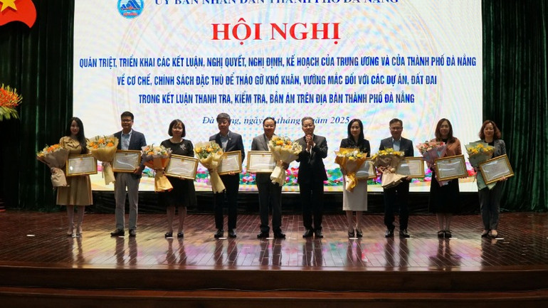 Lãnh đạo thành phố Đà Nẵng trao thưởng cho các tập thể, cá nhân có thành tích xuất sắc trong triển khai Kết luận số 77-KL/TW ngày 2/5/2024 của Bộ Chính trị, Nghị quyết 170/2024/QH15 ngày 30/11/2024 của Quốc hội.