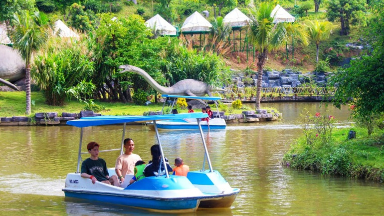 Chèo thuyền tham quan vườn khủng long, vườn chim