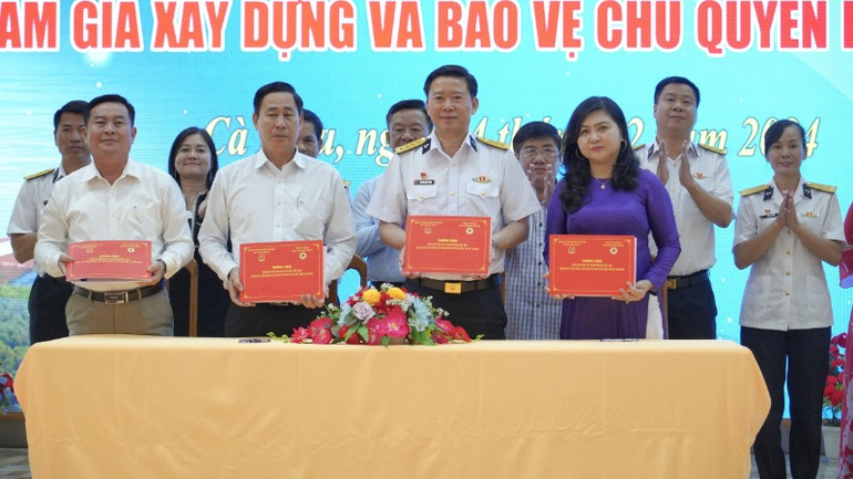 Bộ Tư lệnh Vùng 5 Hải quân và Ban Tuyên giáo Tỉnh ủy các tỉnh Cà Mau, An Giang, Kiên Giang ký kết chương trình phối hợp năm 2025.