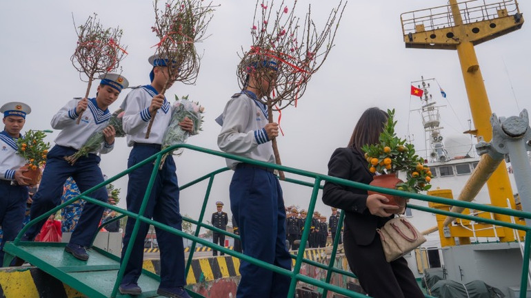 Chiến sĩ Hải quân - mang Xuân ra đảo.
