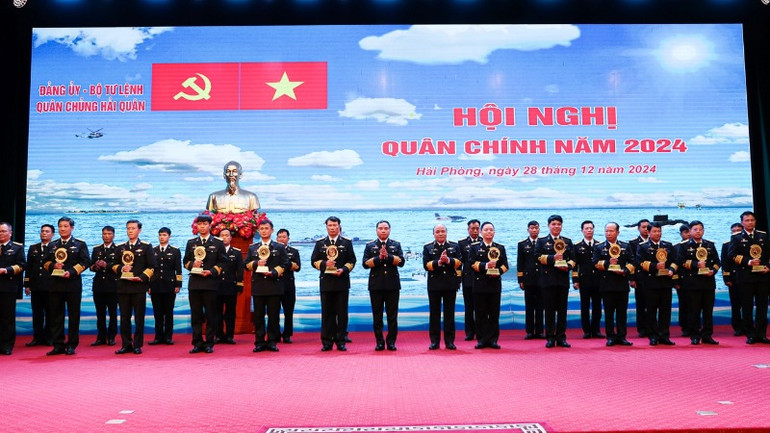 Trao danh hiệu xuất sắc tiêu biểu cho các tập thể và cá nhân.