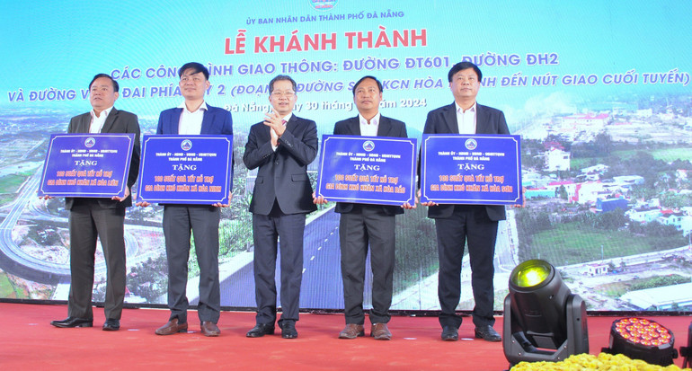 Lãnh đạo thành phố Đà Nẵng tặng 400 suất quà cho các hộ dân hoàn cảnh khó khăn trên địa bàn 4 xã Hòa Bắc, Hòa Liên, Hòa Sơn, Hòa Ninh, huyện Hòa Vang. Lãnh đạo thành phố Đà Nẵng tặng 400 suất quà cho các hộ dân hoàn cảnh khó khăn trên địa bàn 4 xã Hòa Bắc, Hòa Liên, Hòa Sơn, Hòa Ninh, huyện Hòa Vang.