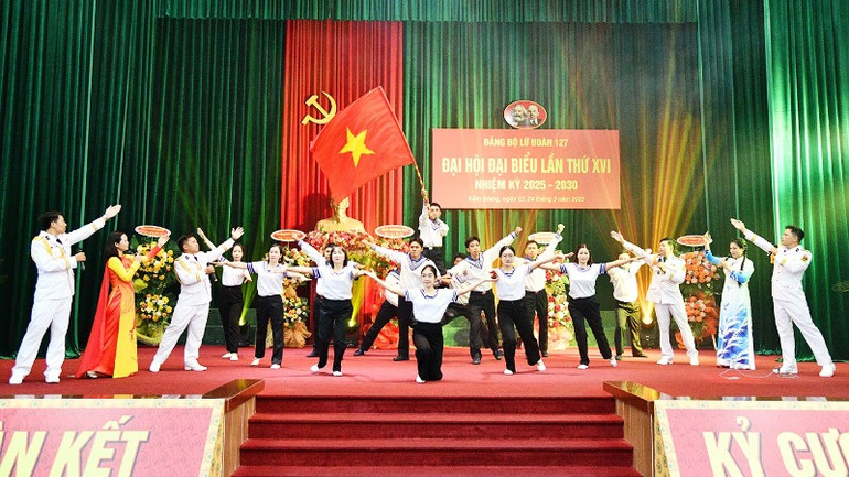 Một tiết mục văn nghệ chào mừng Đại hội Đảng bộ Lữ đoàn 127. Một tiết mục văn nghệ chào mừng Đại hội Đảng bộ Lữ đoàn 127.