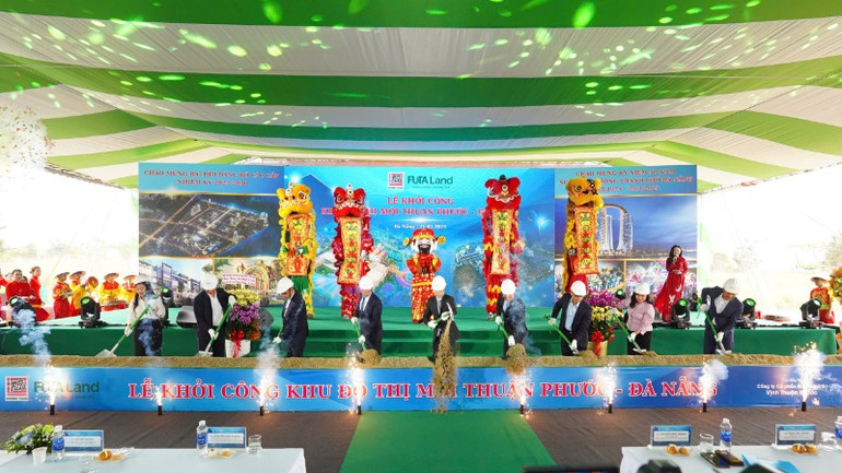 Lãnh đạo thành phố và chủ đầu tư thực hiện nghi thức khởi công dự án.