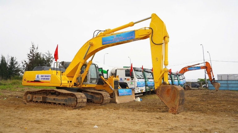 Các nhà thầu triển khai thi công ngay sau buổi lễ.