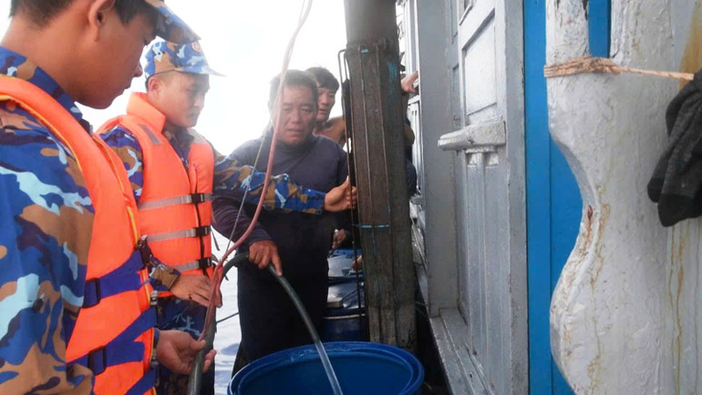 Bơm nước ngọt cho tàu cá ngư dân Quảng Ngãi đang đánh bắt trên biển.