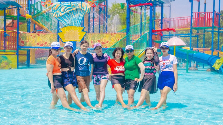 Thỏa sức vùng vẫy tại công viên nước.