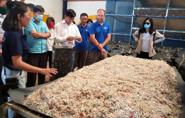 Thu gom rác thải nhựa để tái chế là yêu cầu bắt buộc để giảm ô nhiễm môi trường.