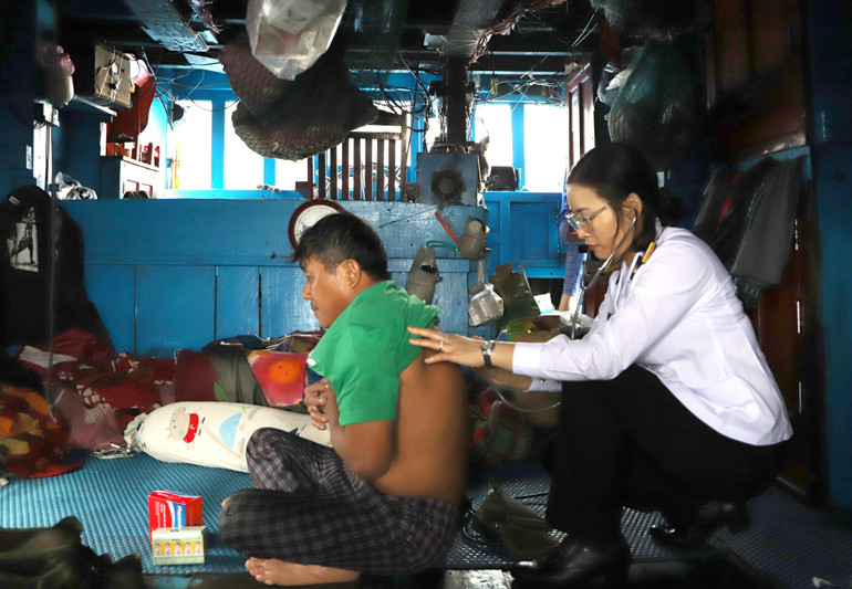 Cán bộ quân y Vùng 3 thăm khám, kiểm tra sức khỏe ngư dân tàu cá bị nạn. Cán bộ quân y Vùng 3 thăm khám, kiểm tra sức khỏe ngư dân tàu cá bị nạn.