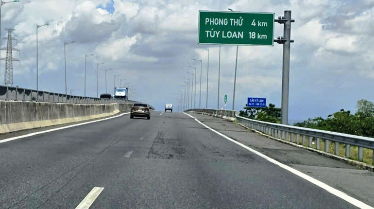 Mặt đường hư hỏng từng mảng lớn.