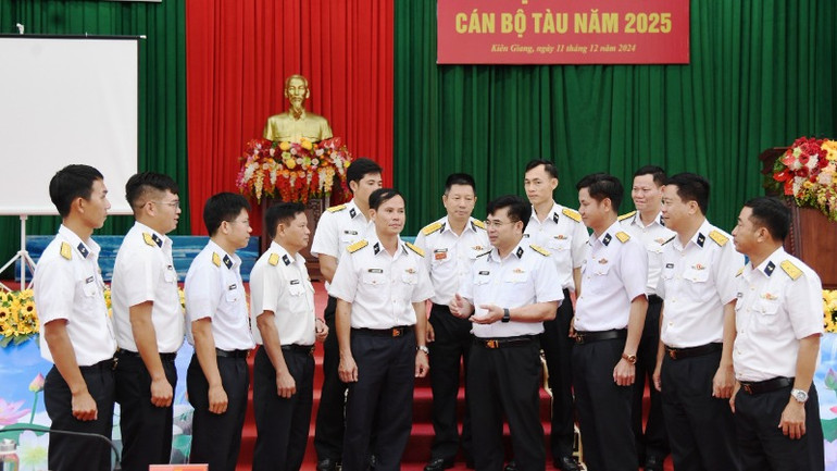 Đại tá Trịnh Xuân Tùng, Tư lệnh Vùng 5 Hải quân và các đại biểu trao đổi một số vấn đề liên quan đến nội dung tập huấn.