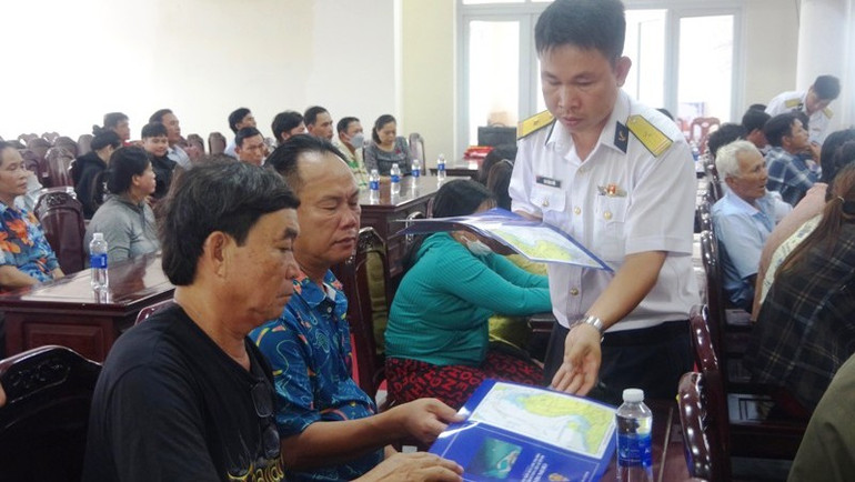 Phát tài liệu về “Một số điều cần biết dành cho ngư dân”. Phát tài liệu về “Một số điều cần biết dành cho ngư dân”.