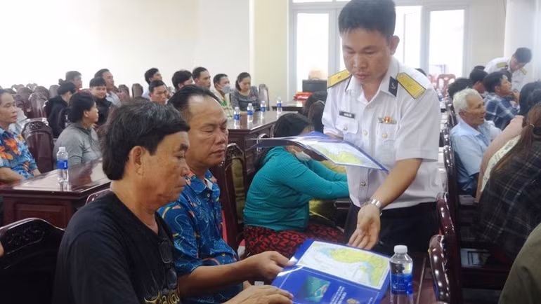 Phát tài liệu về “Một số điều cần biết dành cho ngư dân”. Phát tài liệu về “Một số điều cần biết dành cho ngư dân”.