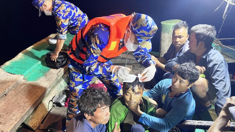 Lực lượng Hải quân Vùng 2 cấp cứu ngư dân gặp nạn trên biển