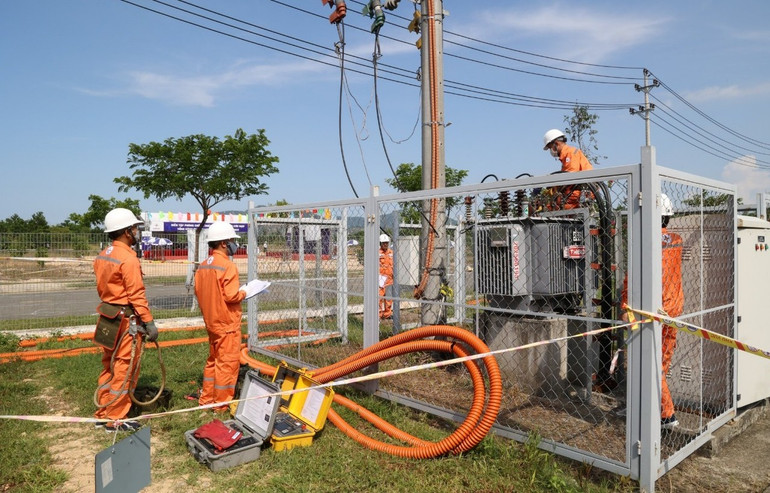 Điện lực Bình Định tổ chức kiểm tra trạm biến áp trước khi mưa bão đến