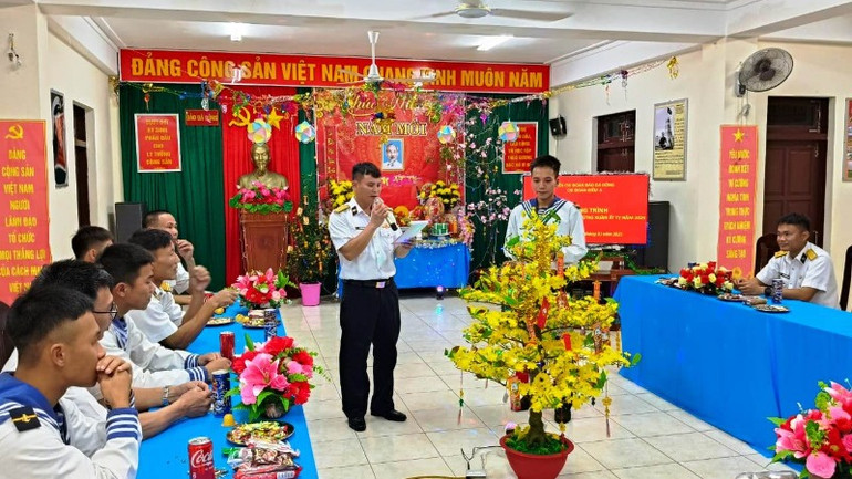 Tiết mục "Hái hoa dân chủ" trên đảo Đá Đông.