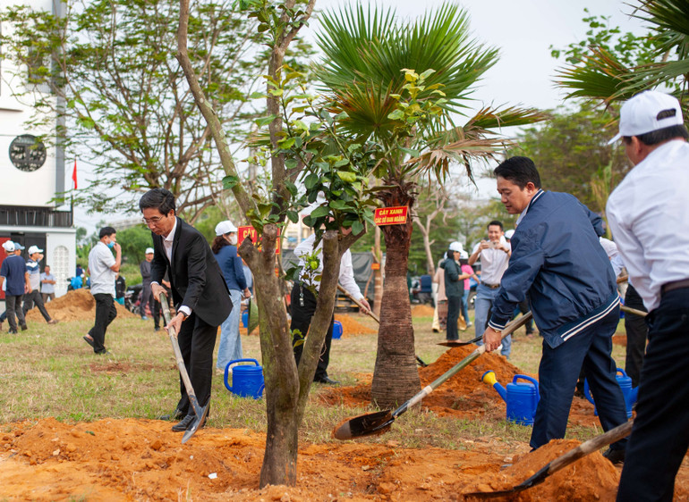 Các đại biểu, đồng chí lãnh đạo thành phố, quận Liên Chiểu tham gia trồng cây.