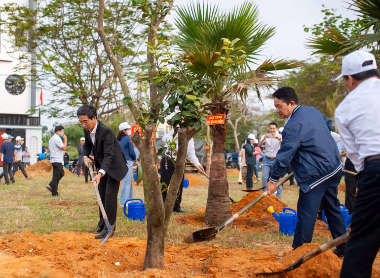 Các đại biểu, đồng chí lãnh đạo thành phố, quận Liên Chiểu tham gia trồng cây.