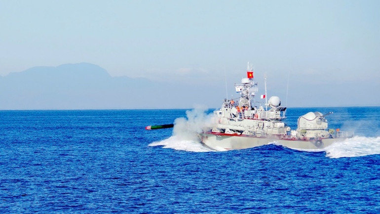 Tàu chiến đấu của Vùng 3 Hải quân huấn luyện bắn đạn thật, phóng ngư lôi tiêu diệt tàu ngầm của địch.