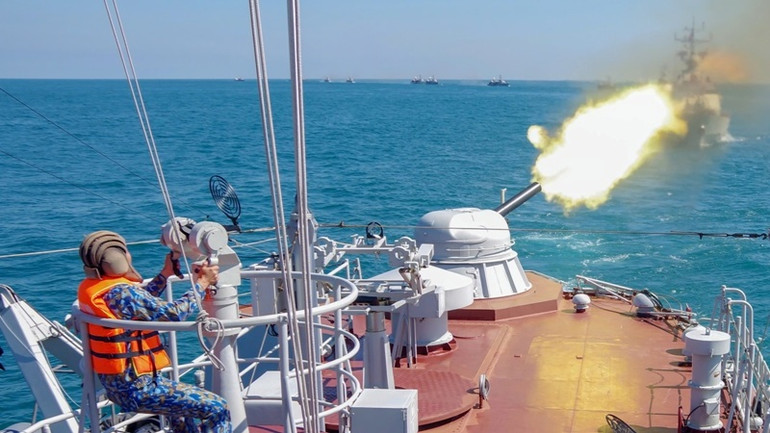 Huấn luyện bắn đạn thật tiêu diệt máy bay bằng pháo tàu.