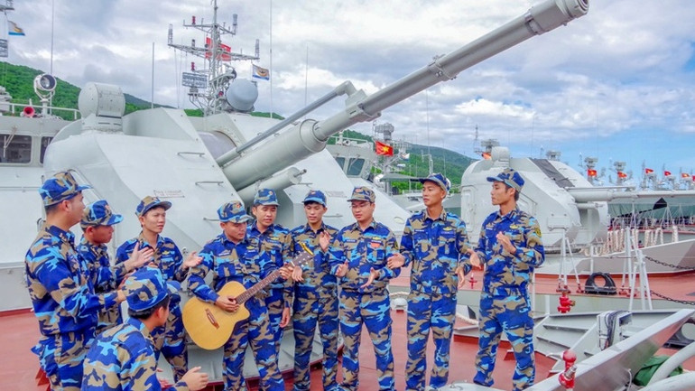 Phút thư giản của chiến sĩ Vùng 3 Hải quân sau giờ luyện tập.