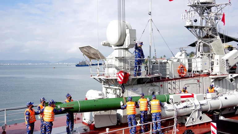 Lắp ngư lôi cho tàu chiến đấu.