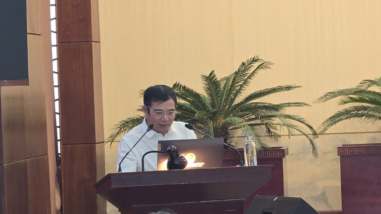 Phó Kiểm toán trưởng Kiểm toán Nhà nước khu vực I Mai Văn Quang báo cáo nội dung chuyên đề: Nâng cao hiệu quả giám sát, thẩm tra, quyết định dự toán và quyết toán ngân sách.