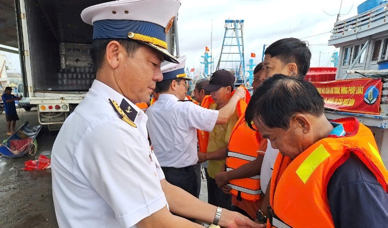 Tặng áo phao cho ngư dân.