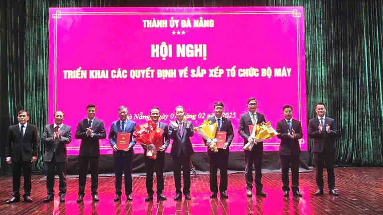 Trao Quyết định và tặng hoa chúc mừng các đồng chí lãnh đạo chủ chốt Đảng ủy trực thuộc Thành ủy Đà Nẵng mới được thành lập.