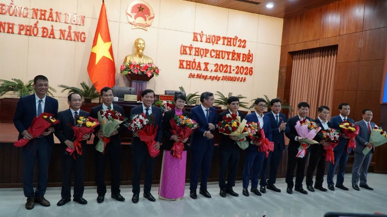 Lãnh đạo thành phố tặng hoa chúc mừng các cán bộ vừa được điều động, bổ nhiệm sau sắp xếp bộ máy.