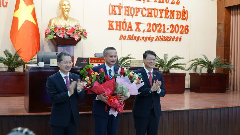 Tặng hoa chúc mừng đồng chí Đoàn Ngọc Hùng Anh được bầu giữ chức Phó Chủ tịch HĐND thành phố Đà Nẵng khóa X, nhiệm kỳ 2021-2025.
