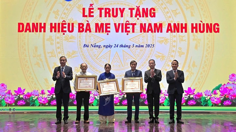 Trao danh hiệu Mẹ Việt Nam Anh hùng cho thân nhân các Mẹ.