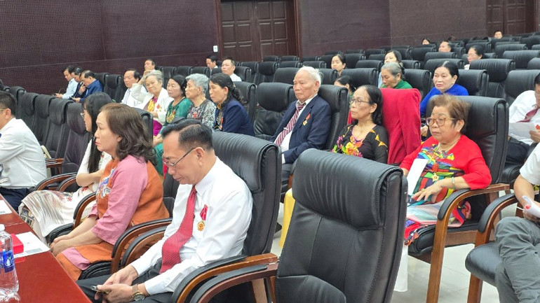 Đại diện thân nhân liệt sĩ, gia đình có công cách mạng tiêu biểu tham dự buổi lễ.