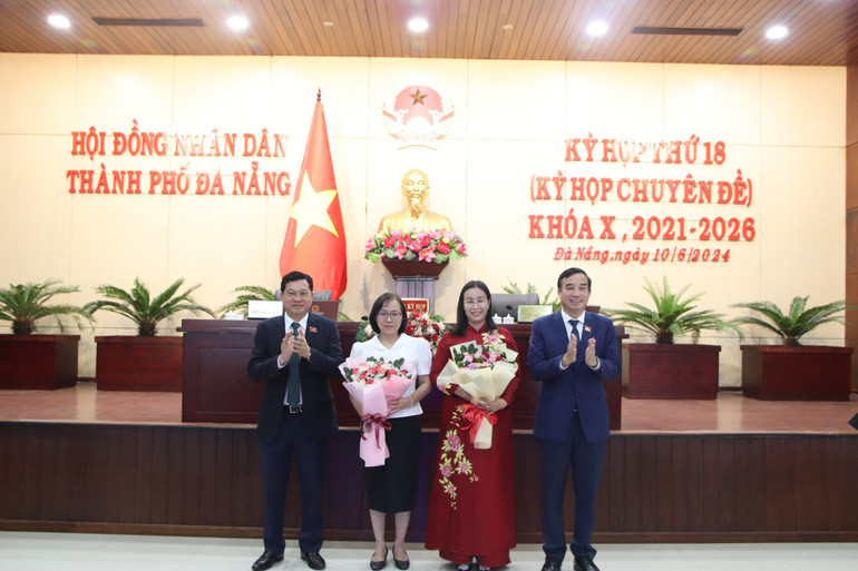 Lãnh đạo Hội đồng nhân dân, Ủy ban nhân dân thành phố tặng hoa chúc mừng tân Phó Chủ tịch Ủy ban nhân dân Nguyễn Thị Anh Thi và Ủy viên Ủy ban nhân dân Trần Thanh Thủy-Giám đốc Sở Y tế.