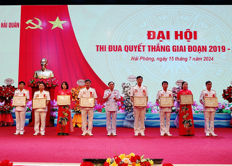 Trao thưởng cho các tập thể, cá nhân xuất sắc trong phong trào thi đua quyết thắng của Cục Chính trị Hải quân. Trao thưởng cho các tập thể, cá nhân xuất sắc trong phong trào thi đua quyết thắng của Cục Chính trị Hải quân.