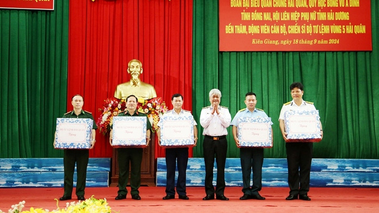 Chuẩn Đô đốc Trần Ngọc Quyết, Phó Tham mưu trưởng Quân chủng trao quà cho cán bộ, chiến sỹ Vùng 5 Hải quân