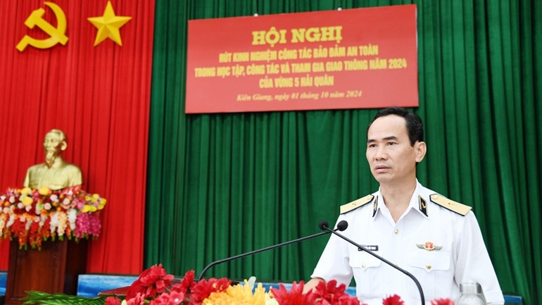 Chuẩn Đô đốc Nguyễn Hữu Thoan: Các đơn vị trong toàn Vùng 5 Hải quân phải duy trì việc bảo đảm an toàn tuyệt đối trong mọi mặt hoạt động.