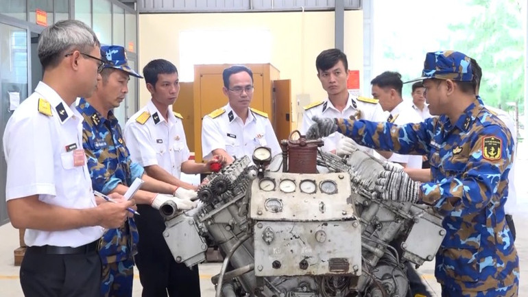 Thí sinh thực hành thi nội dung sửa chữa máy móc trên tàu chiến đấu.