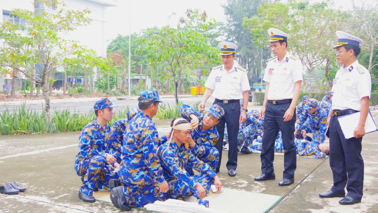 Thi thực hành 5 kỹ thuật cấp cứu và chuyển thương hỏa tuyến.