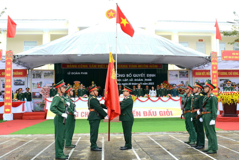 Trung tướng Phạm Trường Sơn, Phó Tổng Tham mưu trưởng Quân đội nhân dân Việt Nam trao Quân kỳ Quyết thắng cho Lữ đoàn 88, Binh chủng Hóa học.