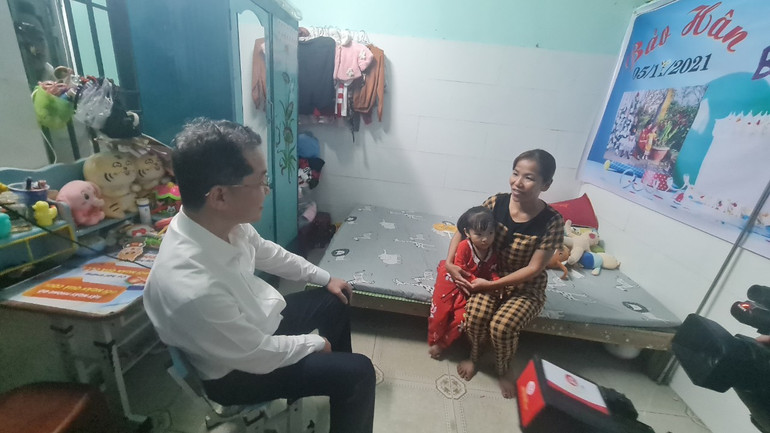 Đồng chí Nguyễn Văn Quảng thăm hỏi, động viên và tặng quà tết các gia đình công nhân hoàn cảnh khó khăn ở phường Hòa Khánh Bắc, quận Liên Chiểu, Đà Nẵng.