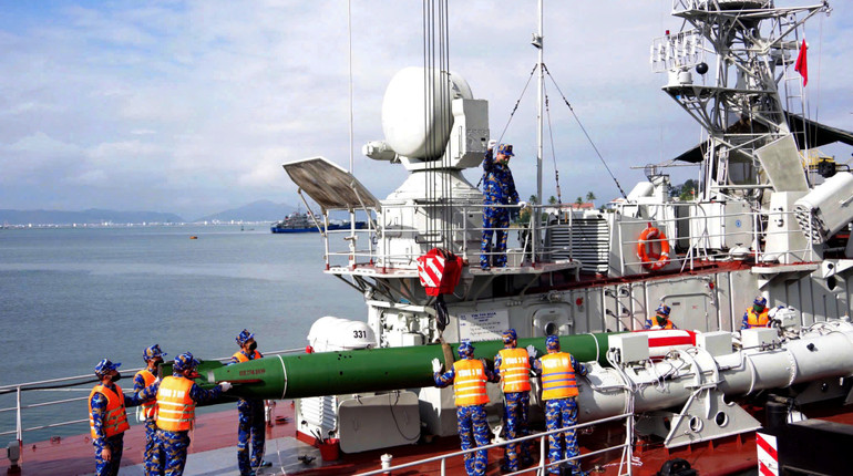 Huấn luyện cẩu nhận ngư lôi tại Lữ đoàn 172, Vùng 3 Hải quân.