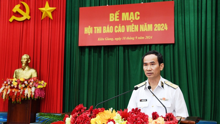 Chuẩn Đô đốc Nguyễn Hữu Thoan, Chính ủy Vùng 5 Hải quân: Chú trọng bồi dưỡng nâng cao phẩm chất, trình độ, năng lực hoạt động báo cáo viên, tuyên truyền miệng cho đội ngũ cán bộ các cấp.