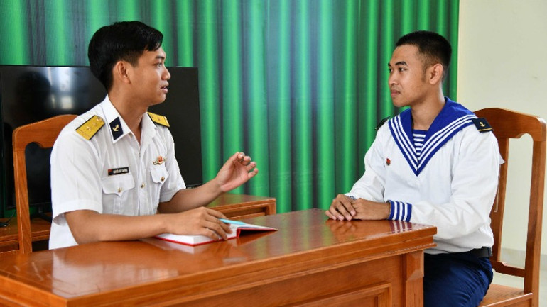 Cán bộ đơn vị nắm bắt tâm tư, nguyện vọng, hoàn cảnh gia đình chiến sĩ mới.