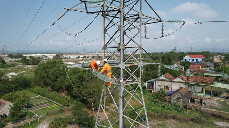 Sửa chữa nóng đường dây cao thế không cần cắt điện ở thành phố Đồng Hới.