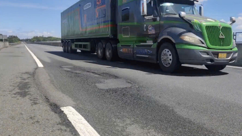 Ổ gà trên cao tốc được vá cẩu thả.