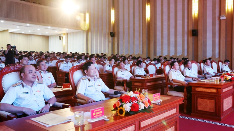 Các đại biểu và đại diện tập thể, cá nhân điển hình tiên tiến tham dự giao lưu.